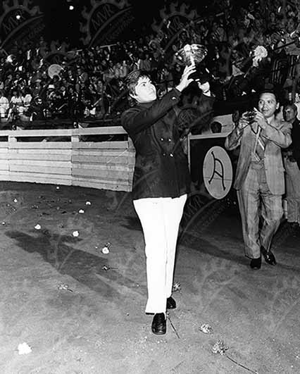 México 1971 - Guadalupe Tovar con una copa